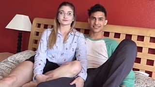 Pareja amateur de jóvenes se animan a iniciarse en el porno