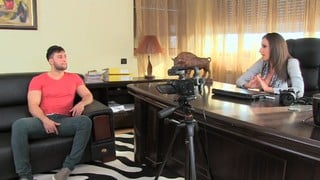 Sensual Jane se folla a un chaval durante la entrevista laboral