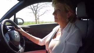 La tetona casada Lady Sonia me pone al cien enseñándome las tetas