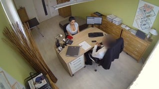 Paciente tetona provoca al doctor para que se la folle en la consulta