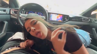 La morena tetona Lauren Cat paga el Uber con una mamada