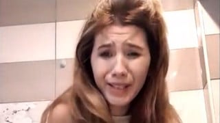 Mi sumisa se toca y se desnuda en un baño público