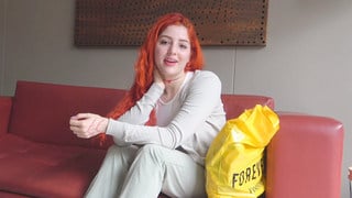 Pelirroja latina se desnuda y se deja follar en un casting falso