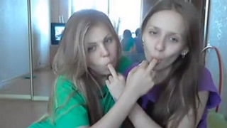Dos jovencitas lesbianas ganando dinero frente a la webcam