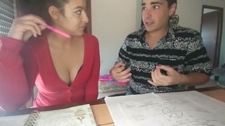 El profesor se folla a la alumna para entretener la clase