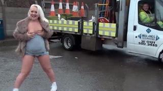 Gordita rubia se exhibe meando en sitios públicos