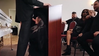 La viuda Sally DAngelo se folla al hijastro Jimmy Michaels en medio del velatorio