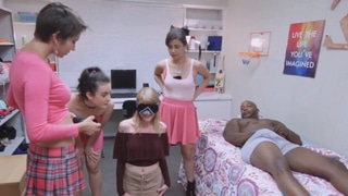 Novatada a una rubia que tiene que follarse a un negro para unirse a la hermandad