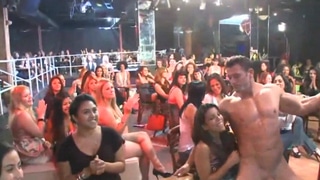 Tremenda fiesta de zorras calientes en la despedida de soltera