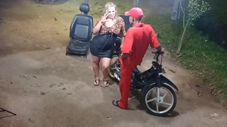 Ines Ventura paga el arreglo de la moto con una follada con el mecánico