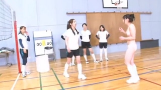 El cruel castigo que le dan a una colegiala japonesa para humillarla