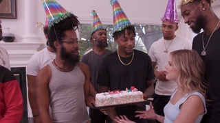 Un bukkake interracial con once negros para el cumpleaños de Coco Lovelock