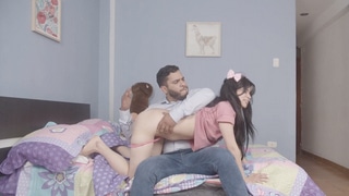 El padre de la venezolana Maga Alayza es un pervertido que la castiga con sexo