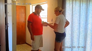 Esposa infiel pillada follándose al repartidor con una cámara oculta