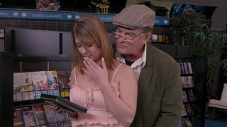 Evan Stone se folla a la nieta Ginger Grey en una tienda