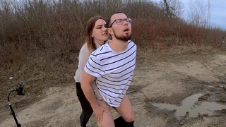 Se graba follándose al novio con un arnés al aire libre para Onlyfans