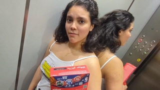 Invité a mi vecina venezolana a desayunar y me tenté con su culo