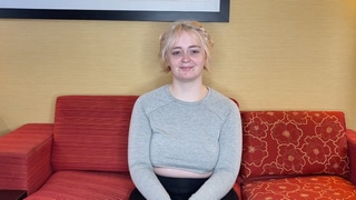 La gordita Annie Archer tiene que tragarse una abundante corrida en el casting porno