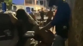 Me descuidé por borracha y todos los vecinos me vieron follando en público