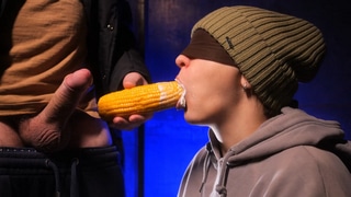 Mi hermano me engañó y me hizo mamarle la polla con los ojos vendados