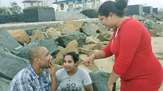 Esposa pilla al marido con la amante y lo obliga a follarla