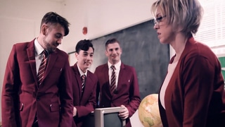 La profesora Dee Williams es chantajeada y follada por sus alumnos
