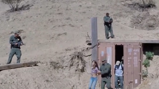 Nos pillaron cruzando la frontera y se follaron a mi novia