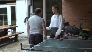 El novio de Ivi Rein la deja sola con el padre y terminan follando