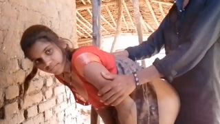 El tío se folla a la sobrina india por el culo y se graba