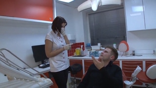 La dentista Anna Polina le da el coño a un cliente para que no se queje