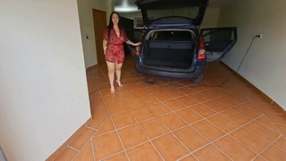 Latina casada se deja follar para vender el coche