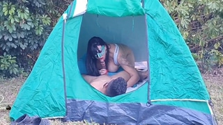 Mi esposa se folla a un negro en la acampada